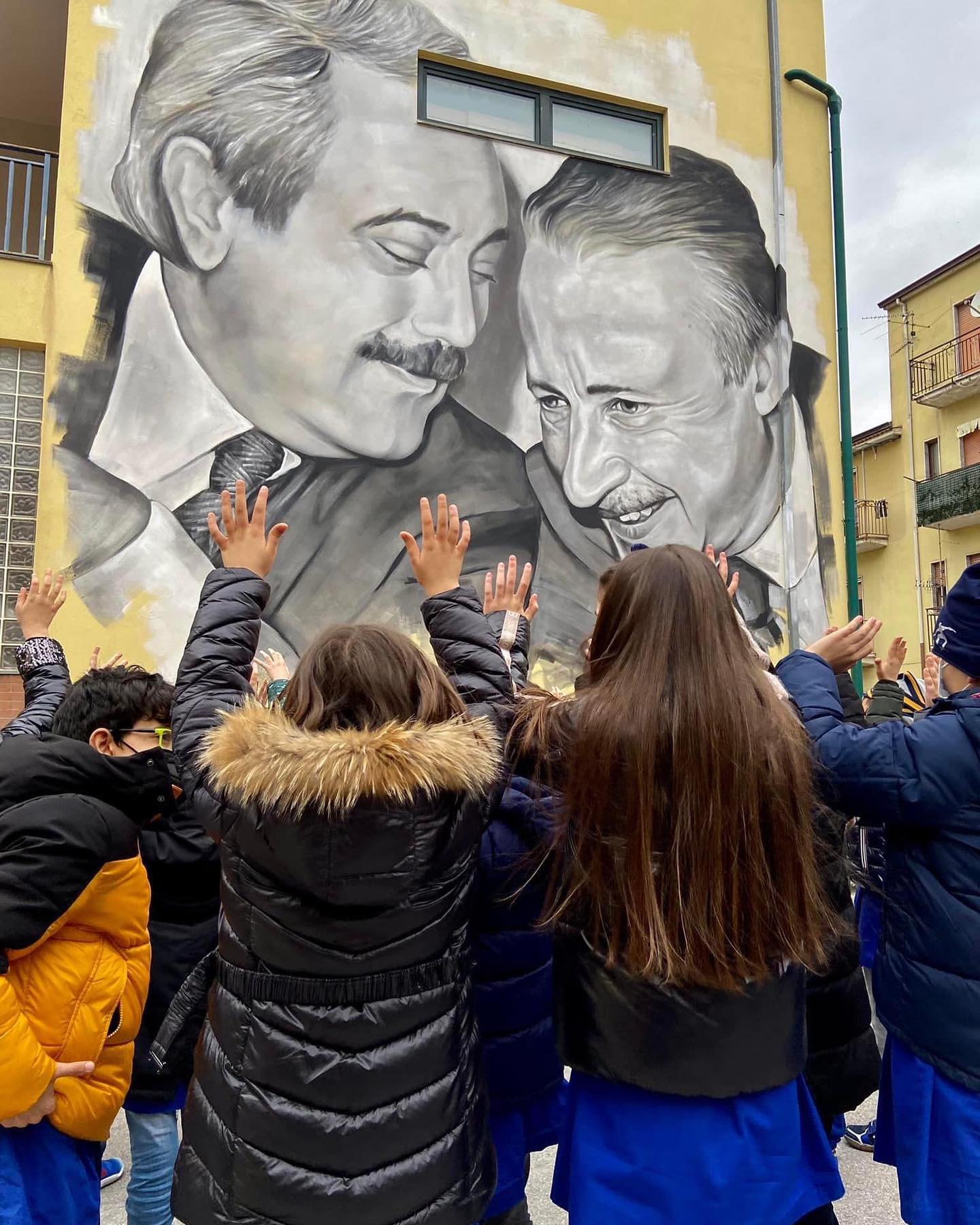 "La mafia è da sempre un problema di tipo culturale. Quando avremo la capacità di trasmettere ai più giovani i valori della legalità, allora potremo dire di aver sconfitto ogni mafia"
E' il messaggio dell'avv. Christian Giordano, sindaco di Vietri di Potenza, in occasione del 31° anniversario dalla Strage di Capaci, in cui morirono il giudice Giovanni Falcone, la moglie Francesca Morvillo e gli agenti di scorta Vito Schifani, Rocco Dicillo e Antonio Montinaro, il 23 maggio 1992.
Nella foto, il murales della legalità realizzato lo scorso anno a Vietri di Potenza, in memoria dei giudici Giovanni Falcone e Paolo Borsellino.